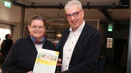 Fachfrau für Versicherungsfragen im Sport: Ursula Schülzgen von der Arag mit Sportkreischef Uwe Steuber.                 Bild: Gerhard Menkel