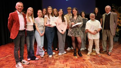 Die Sport-Champions: Landrat Thomas Will (links) und Sportkreis-Vorsitzender Dr. Eckhard Stein ehrten bei der Sportgala Viktoria Zimmermann vom Rüsselsheimer Ruder-Klub, Christian Klein vom Power Gym Wiesbaden und die Tanzgruppe „Energy" des Turnvereins 1846 Groß-Gerau als Sportlerin, Sportler und Mannschaft des Jahres 2025                Bild: Kreisverwaltung Groß-Gerau