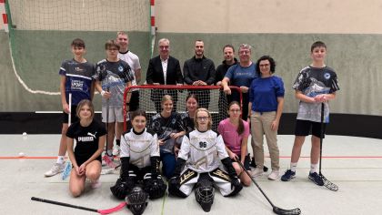 Spielerinnen und Spieler des Edersee Sharks Team, mit denen zukünftig Menschen mit Inklusionshintergrund trainieren werden. In der Mitte von links: Uwe Steuber, Marius Hamel, Michael Gressler, Stefan Schäfer und Johanna Ochs.                Bild: Sportkreis Waldeck-Frankenberg