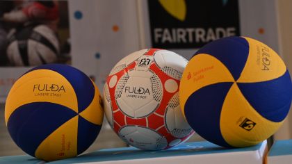 Seitens der Sparkasse und der Stadt Fulda wurden 100 "Faire Bälle" gesponsert, die die Teilnehmenden des Sportkreistages und der Mitgliederversammlung des Sportverband Stadt Fulda am 25. März aus den Händen der Mitarbeitenden des Agenda-Büro erhielten.                Bild: Pressestelle Stadt Fulda - Johannes Heller