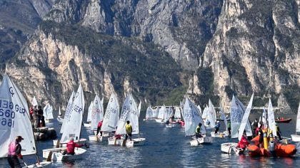 Auslaufen der Optis zur Regatta                Bild: Dierk Conrad