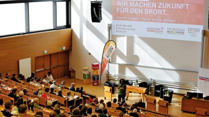 „Wir machen Zukunft für den Sport. Weil ihr es seid – Sport. Verein. Stärken.“ – unter diesem Motto stand das DOSB-Dialogforum in Frankfurt, das rund 500 Menschen aus Vereinen, Verbänden und Politik zusammenbrachte.Foto: DOSB/Helmrich