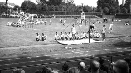 In der Hessenkampfbahn wurde früher viel geturnt. Zudem fanden hier Spiele der Endrunde um die Deutsche Fußballmeisterschaft statt. Heute wird die Anlage vor allem für Breiten- und Schulsport genutzt.Foto: Stadtarchiv Kassel, 0.517.969, Carl Eberth