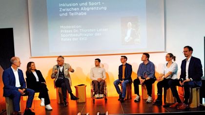 Ein Teil der Referentinnen und Referenten des 8. Sportethischen Fachtags bei der Schlussrunde (von links): Thorsten Latzel, Sabine Radtke, Johannes Eurich, Nico Dreimüller, Benedikt Ewald, Ronny Blaschke, Marina Mohnen und Thomas Abel.		Foto: Albert Mehl