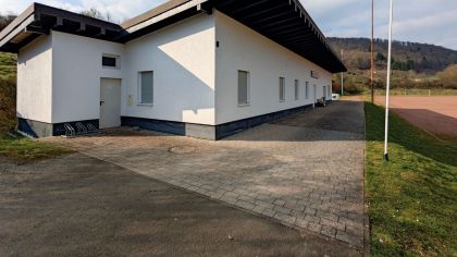 Der marode Ascheplatz in Hatzfeld im Sportkreis Waldeck-Frankenberg kann nur noch bedingt für den Trainings- und Spielbetrieb genutzt werden. Das moderne Vereinsheim wird deshalb immer seltener genutzt.Fotos: TSV Hatzfeld