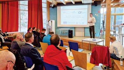 Start in einen Workshop mit geballtem Input: Referent Marc Mercurio begrüßt die Teilnehmenden im Camp Edersee der Sportjugend. Foto: lsb h