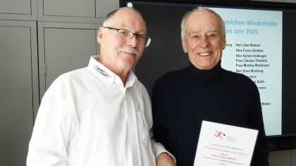 Dr. Hans-Jürgen Meske (rechts) ist von Sportkreis-Referent Peter Kohl für 60 erfolgreich abgelegte Sportabzeichen-Prüfungen geehrt worden.                 Bild: Gerhard Strohmann
