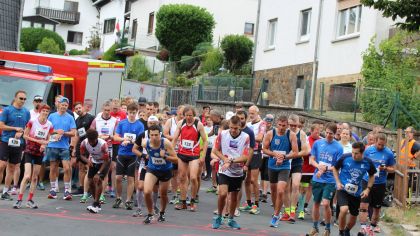 das Foto zeigt einen Laufwettbewerb auf dem Dorf