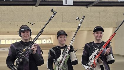 Die Medaillengewinnerinnen im 3x40-Schuss-wettbewerb der Juniorinnen: (von links