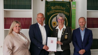 Übergabe des Förderbescheids: (von links) Projektleiterin "Schützen im Dialog" M