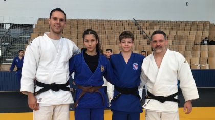 Man sieht die zwei Nominierten Luisa Stock und Aaron Keller neben den Trainern