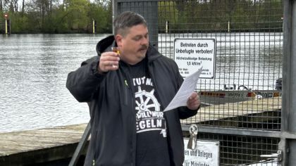 Thorsten Jung, 2. Vorsitzender Segelclub Hochheim beim Ansegeln                Bild: Anette Kinne