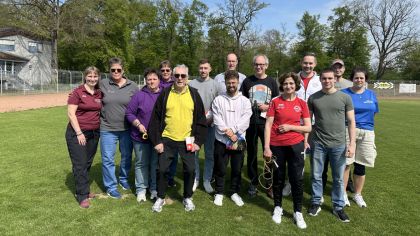 links, Nicole Schneider vom Lehr-Team des Landessportbundes Hessen e.V. und Teilnehmende.                Bild: Sportkreis Main-Kinzig e.V.
