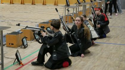 Teilnehmer der Hessischen Meisterschaften Lichtschießen im Wettkampf.