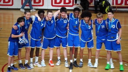 Bundessieger im Wettbewerb "Jugend trainiert für Olympia" wurde in der Alterklasse U16 (Jahrgang 2012 und jünger) die Carl-von-Weinberg-Schule aus Frankfurt                Bild: Eberhard Spissinger
