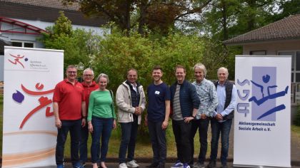 Vorstandsmitglieder des Sportkreises und der AGS starten gemeinsam mit dem Dietzenbacher Bürgermeister Dr. Dieter Lang und Dietzenbachs erstem Stadtrat René Bacher den Rundgang über das Gelände.

v.l.nr.: Jörg Wagner, Eugen Kern, Sabine Göser, Dr. Dieter Lang, Christopher Hahn, René Bacher, Stephan Schulz-Algie, Matthias Kringel.                Bild: Sportkreis Offenbach e.V.