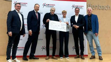 Symbolische Scheckübergabe im Kreishaus

(v.l.n.r.) Jörg Wagner (Vorsitzender Sportkreis), Landrat Oliver Qulilling, Peter Dinkel (Ehrenvorsitzender Sportkreis), Susanne Meißner (Leiterin staatl. Schulamt Offenbach), Kreisbeigeordneter Alexander Böhn, Jürgen Weil (Stadt Offenbach)                Bild: Sportkreis Offenbach e.V.