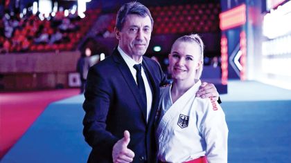 Jasmin Jüttner vom SC Judokan Frankfurt – hier mit Kata-Bundestrainer Efthimios Karamitsos – peilt bei den Heim-Europameisterschaften eine Medaille an.Foto: privat