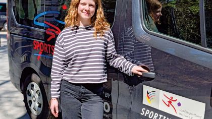 Jeden Tag fährt Kaya Diehl die im Sportinternat lebenden Nachwuchsathlet*innen zur Schule und holt sie wieder ab.Foto: Daniel Seehuber