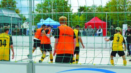 Das Bundesprogramm &bdquo;Integration durch Sport&ldquo; spielt in Hessen eine gro&szlig;e Rolle. Seit 2002 richtet es sich an alle Menschen, die sich am Rande der Gesell-
schaft befinden.
&nbsp;
                Bild: LSBH