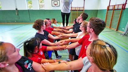 Vertrauensspiele im Ferienlager sorgen f&uuml;r Teamgeist.&nbsp;


                Bild: SJH