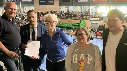 Übergabe Förderurkunde "SPORTLAND HESSEN bewegt"
v.l. Ralf Koch-Sportkreis Lahn-Dill, OB Manfred Wagner - Stadt Wetzlar ,Ann-Kathrin Linsenhof- HMFG, Meike Theermann - Buderus Arena, Arne Wohlfarth - HSG Wetzlar                Bild: Sven Lehne