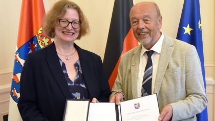 Georg Komma hat in Wiesbaden von Staatssekretärin Karin Hechler den Hessischen Verdienstorden am Bande verliehen bekommen.                 Bild: Gerhard Strohmann