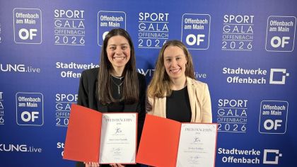 Die ersten Preisträgerinnen des neuen Jugend-Engagement-Preises "Jes": Anna-Lena Tascidis (links) und Jessica Walther (beide TGS Bieber 1900 e.V.)                Bild: Sportkreis Offenbach e.V.