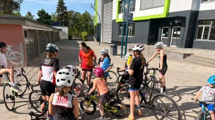 Der TuS Griesheim hat in Kooperation mit der Gerhart-Hauptmann-Schule in vier Wochen rund 40 Schülerinnen und Schüler für den ersten Triathlon vorbereitet.                Bild: Susan Hafermalz