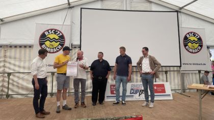 Der RSC Bimbach hat sein "Förderkonto" beim lsb h komplett abgeräumt. Für den Bau einer Halle hat der Vereinsvorsitzende Frank Scheiber - zweiter von links im gelben Trikot -  die lsb h Förderurkunde über 7.500 Euro  erhalten.                Bild: RSC Bimbach