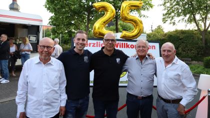 Bestens organisierte Begrüßung der Gäste mit Fotoshooting für das Jubiläumsalbum. V. l.: Sportkreis-Ehrenvorsitzender Hein-Peter Möller, SC-Vize Leonhard Höfer, Holger Quanz - SC-Vorsitzender, Theodor Kohlmann - stv. Bürgermeister a. D., Sportkreisvorsitzender Harald Piaskowski                 Bild: Wolfgang Budenz - SC Eitra Dynamit Eiterfeld