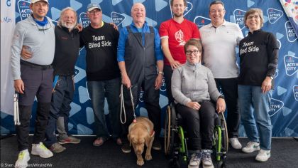 von rechts nach links:
Matthias Teichmüller, Thomas Ebert, Matthias Sator, Uwe Gruhn, Benedikt Weise, Andreas Sand ( GF der Heinz Kettler Stiftung) Jutta Gruhn, im Vordergrund Assistenzhund Bruno und Laura Weise                Bild: Sven Jürgensen