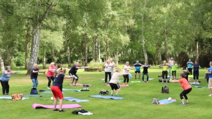 Sport im Park, wörtlich genommen: Diese Frauen und Männer gehen in Frankenberg in die Hocke.                 Bild: Marius Hamel