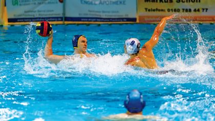 Wasserball steht als Randsportart im Schatten von Fußball und anderen populäreren Sportarten. Zu den hessischen Hochburgen zählen Friedberg, Fulda und Frankfurt.Foto: Jaux