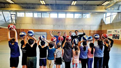 Die Reichenberg-Schule in Reichelsheim (Odenwald) kooperiert mit mehreren Vereinen. Dadurch können sich die Schüler*innen beispielsweise beim Basketball ausprobieren.Foto: Reichenberg-Schule