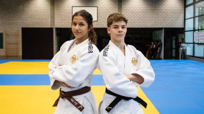 Man sieht Luisa Stock und Aaron Keller Rücken an Rücken während der Vorbereitung