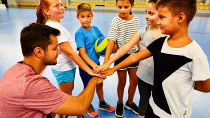 Kooperationen im schulischen Ganztag erfordern andere Übungseinheiten als reine Vereinsangebote. Hierzu gibt es verschiedene Fortbildungsmöglichkeiten. Foto: shutterstock