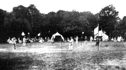 Die gezeigte Tennisfotografie mit dem Titel „The first Lawn Tennis at Homburg“ ist wahrscheinlich die wohl älteste in ganz Europa. Aufgenommen wurde sie vom Hoffotografen Voigt im Jahr 1876. Quelle: Stadtarchiv Bad Homburg