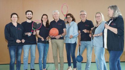Gemeinsam am Ball sind Vorstand und Geschäftstelle des Sportkreises Wetterau um Vorsitzenden Jörg K. Wulf (Mitte, mit Ball). Weiterhin von links: Anja Stoll-Kaiser, Arne Kapell, Julia Tauber, Servet Yildirim, Thomas Golla, Lena Schubert und Katja Zielinski-Guthe.                Bild: Ralf Wächter