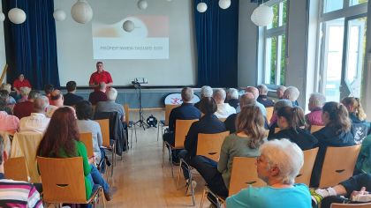 Sportkreis-Vorsitzender Jörg Wagner und Sportabzeichen-Beauftragte Mareike Bauer begrüßen die anwesenden Prüferinnen und Prüfer beim diesjährigen Sportabzeichen-Prüfertreffen. Zu Beginn bedanken sich beide für das herausragende Engagement der Prüferinnen und Prüfer.                Bild: Sportkreis Offenbach e.V.