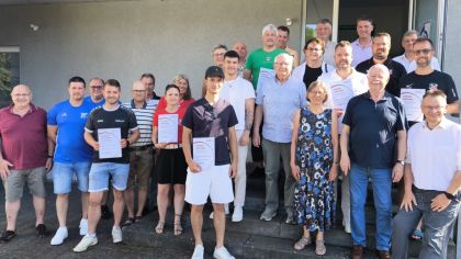 Förderurkunden Übergabe vor dem Clubhaus des OSC Vellmar e.V.