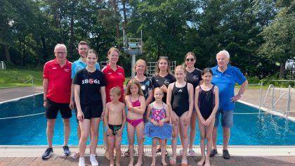 Hintere Reihe von links nach rechts: Wilfried Koch (Sportkreis), Tobias Stang (Sportkreis), Sarah Janassek (Sportkreis), Carola Ullrich (MT Melsungen), Jana Schneider (MT Melsungen), Amelie Funck (MT Melsungen), Ulrich Manthei (Sportkreis)
Vordere Reihe von links nach rechts: Lea Bott (FSJlerin der MT Melsungen), Lukas Kothe, Sophie Kothe, Anastasia Kruhlova, Sofiia Kruhlova, Diana Roman
                Bild: Rabea Pöppe