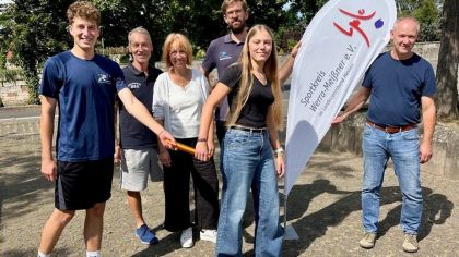 Im Vordergrund v.l.: Mika Weidner (FSJ 2024/25) & Maja Ruelberg (FSJ 2025/26), im Hintergrund v.l.: Thomas Weise (Leichtathletik-Trainer SSC BSA), Dr. Anne Brenner (Schulleiterin Rhenanuschule Bad Sooden-Allendorf), Maximilian Balken (Rhenanusschule & SSC BSA), Thomas Freitag (Sportkreis Werra-Meißner e.V.)