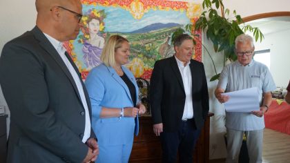 Ralf-Rainer Klatt, LSBH-Vizepräsident (rechts) verliest die Förderurkunde - mit dabei (v. l.) Steffen Petrich, Bürgermeisterin Dana Hauke und Frank Hauke.                Bild: Sportkreis Fulda-Hünfeld