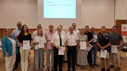 Vereinsvertreter bei der Übergabe der symbolischen Förderbescheide                Bild: Sportkreis Main-Kinzig und Stadt Hanau e.V.