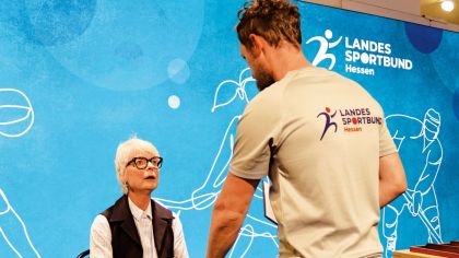 Auch Hessens Sportbeauftragte Ann Kathrin Linsenhoff (linkes Bild) absolvierte den Test, den der LSBH seit Mitte 2022 durchführt.Fotos: LSBH