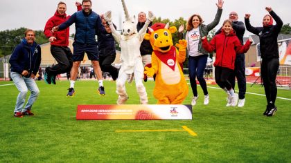 Schwungvoll sind Sportbotschafter und Orga-Team in Hanau ins Sportabzeichen-Festival gestartet. Foto: DOSB/Cem Kazma