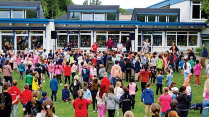 Der Schulhof der Hardtwaldschule in FriedrichsdorfSeulberg war während des Sportsfinderdays mini prall gefüllt.Foto: Sportjugend Hessen/Emil Keller