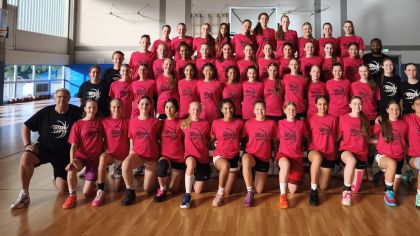 45 Nachwuchsspielerinnen trainierten beim Mädchen-Leistungscamp in Alsfeld                Bild: Spissinger