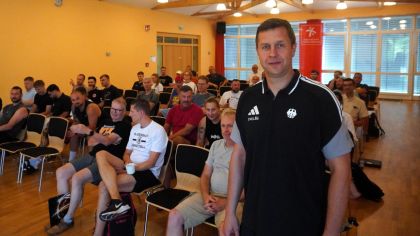 Bundestrainer Alan Ibrahimagic war der prominenteste Referent beim 5. sportartübergreifenden Symposium in Alsfeld.  Der Basketballtrainer führte die deutsche U18 zum EM-Titel (2024), erreichte 2025 mit der U19 das WM-Finale und führte den A-Kader 2025 zum EM-Titel. 
Darüber hinaus war er als Co-Trainer mit dem A-Team bei Olympia und gehörte zum Trainerstab beim Gewinn der Weltmeisterschaft (2023).                Bild: Spissinger